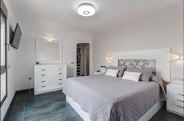 3 soveværelse Villa til salg i El Medano, Granadilla de Abona med garage - € 685.000 (Ref: 4222958)