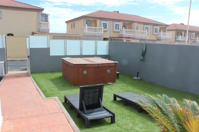 3 soveværelse Villa til salg i El Medano, Granadilla de Abona med garage - € 685.000 (Ref: 4222958)