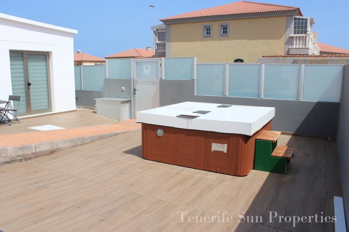 3 soveværelse Villa til salg i El Medano med garage - € 685.000 (Ref: 4222958)