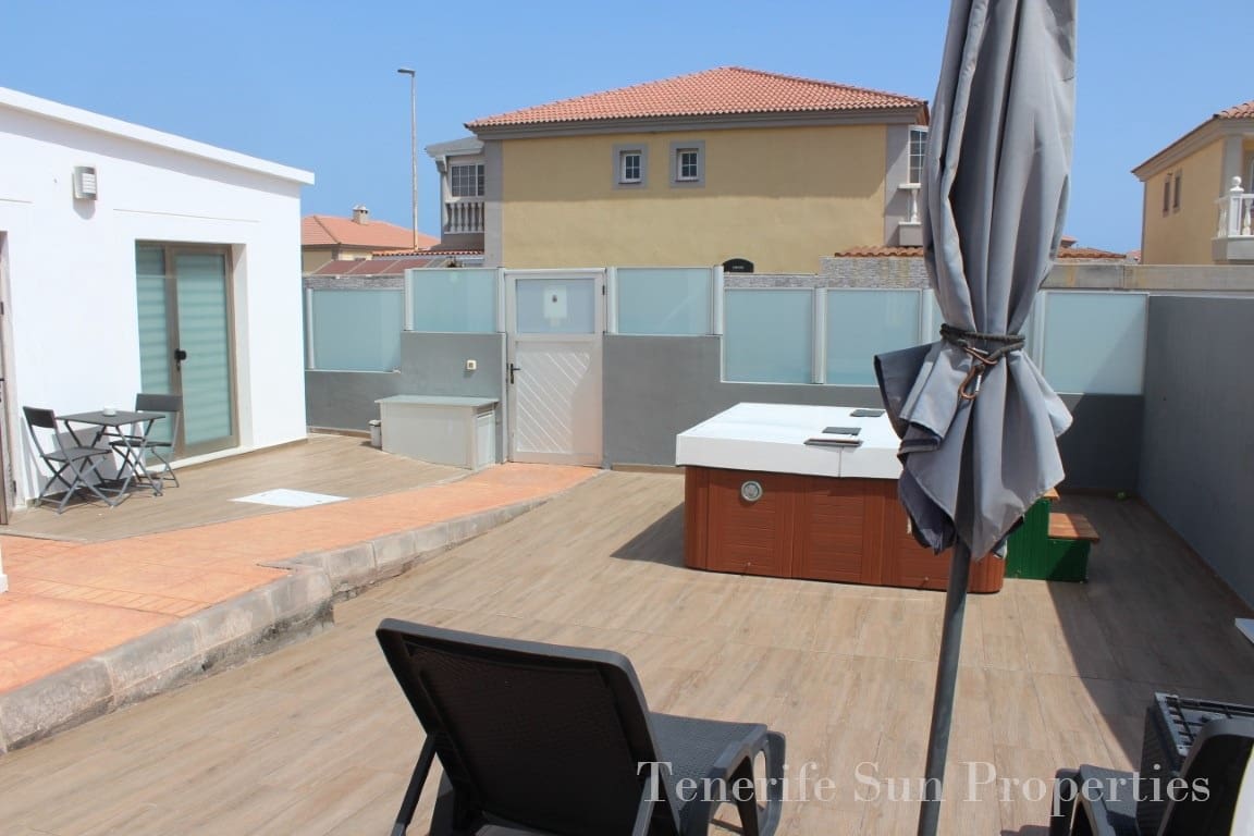 3 soveværelse Villa til salg i El Medano med garage - € 685.000 (Ref: 4222958)