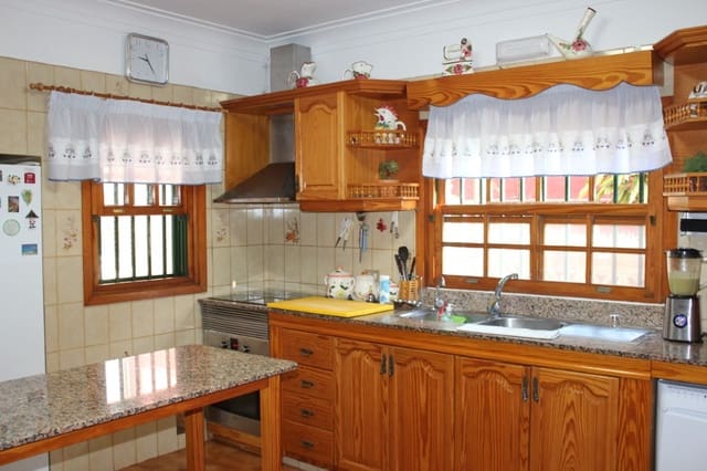 Villa til salgs i San Isidro de Abona, Granadilla de Abona med svømmebasseng garasje - € 650 000 (Ref: 7236592)