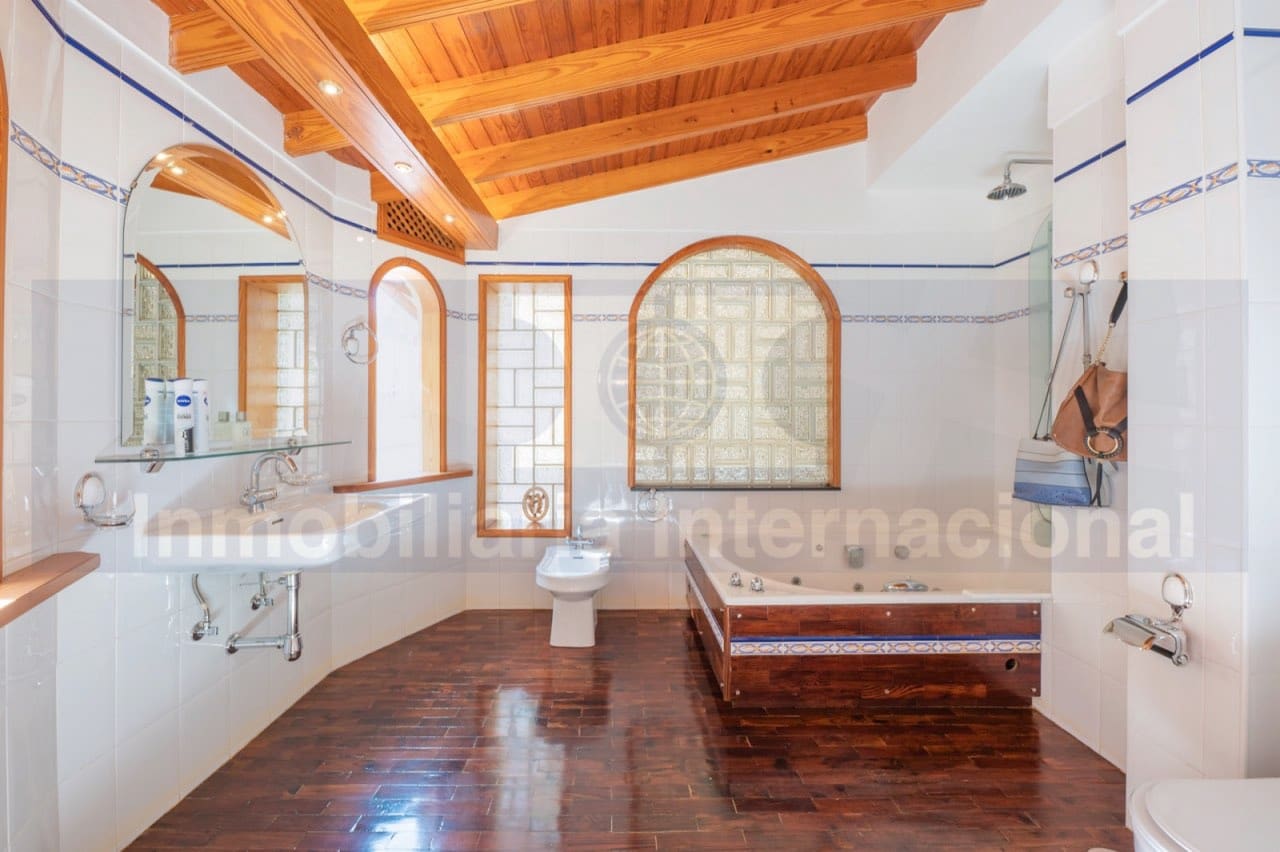 4 soveværelse Villa til salg i Puerto de la Cruz med swimmingpool garage - € 850.000 (Ref: 7337750)