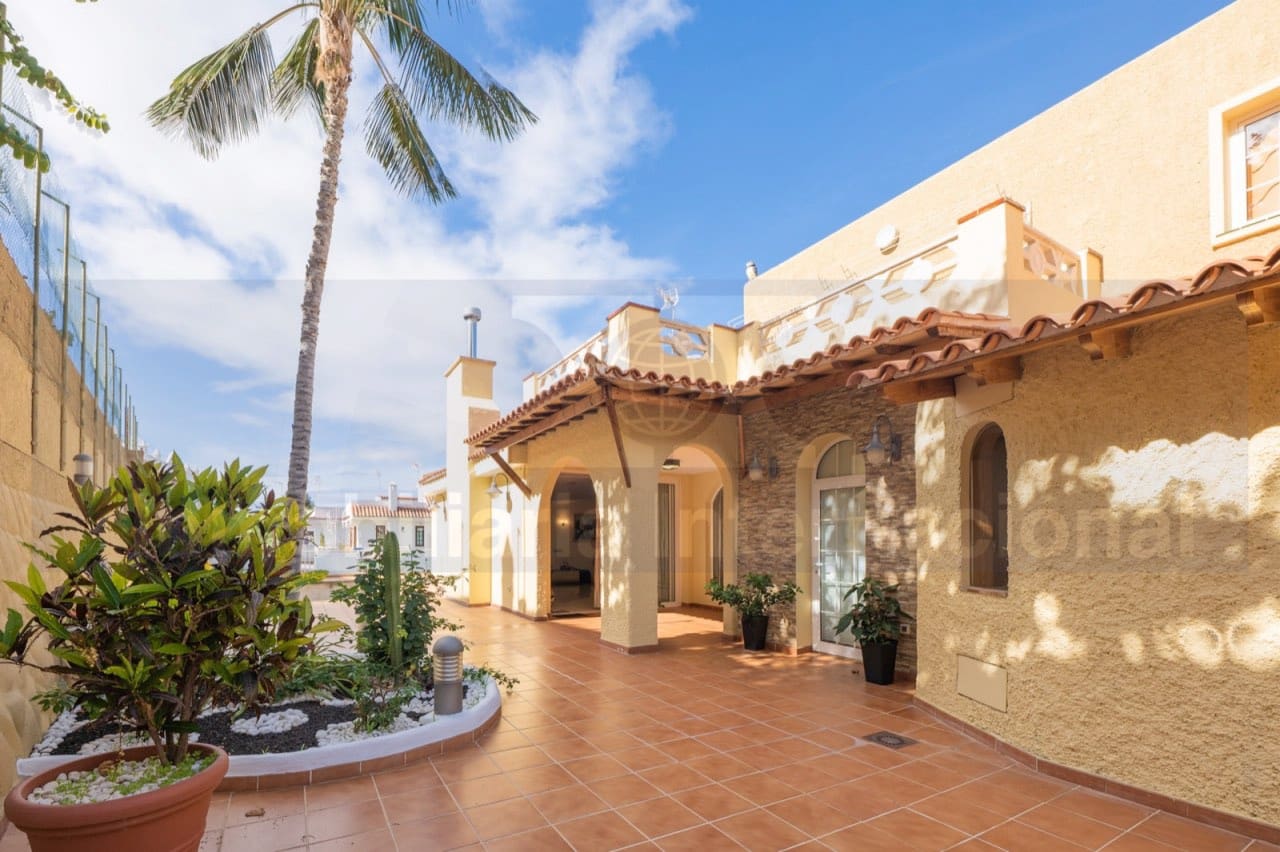 4 soveværelse Villa til salg i Puerto de la Cruz med swimmingpool garage - € 850.000 (Ref: 7337750)