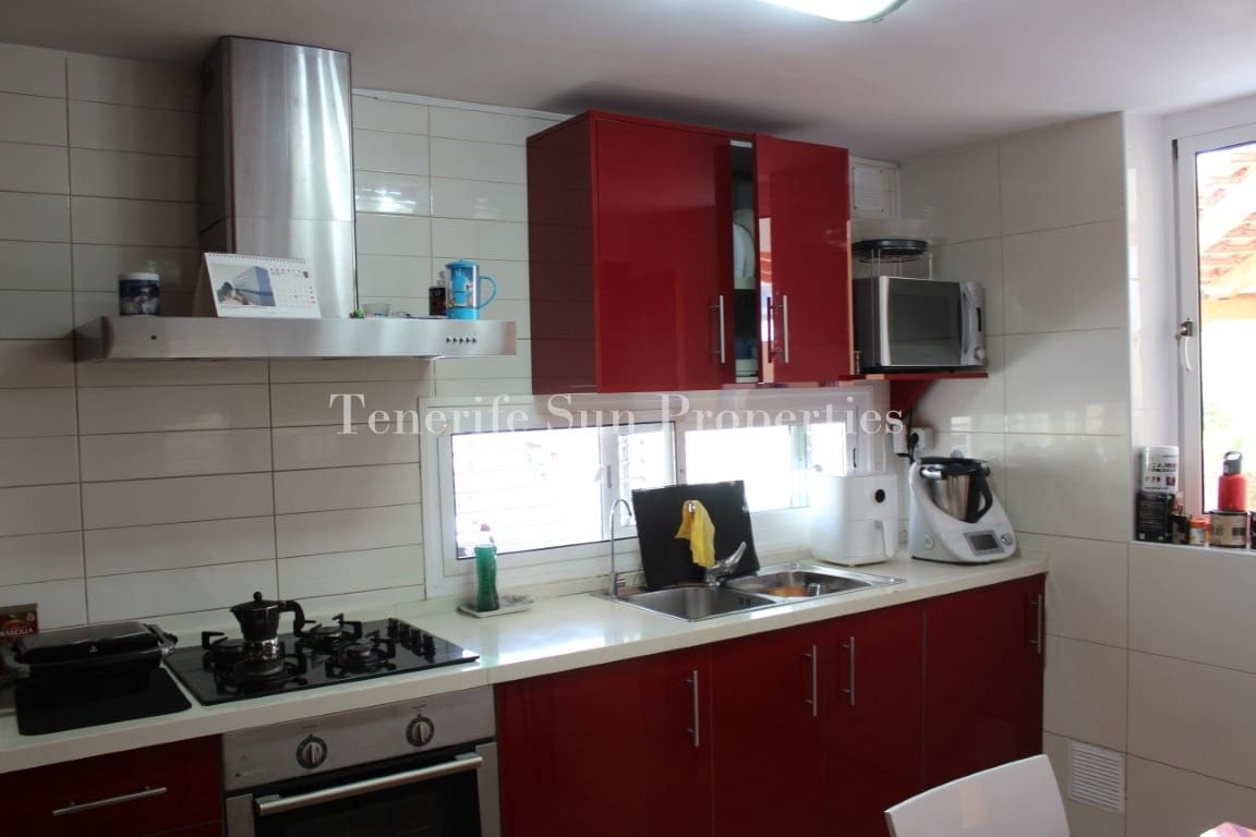 4 soverom Hus til salgs i Costa Adeje med svømmebasseng garasje - € 630 000 (Ref: 8480055)