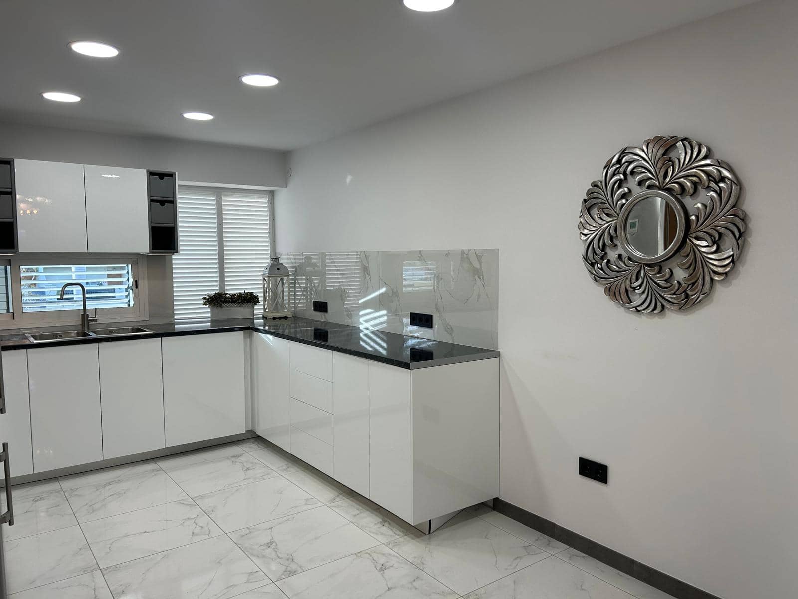 4 soveværelse Byhus til salg i Adeje med swimmingpool garage - € 650.000 (Ref: 9093317)