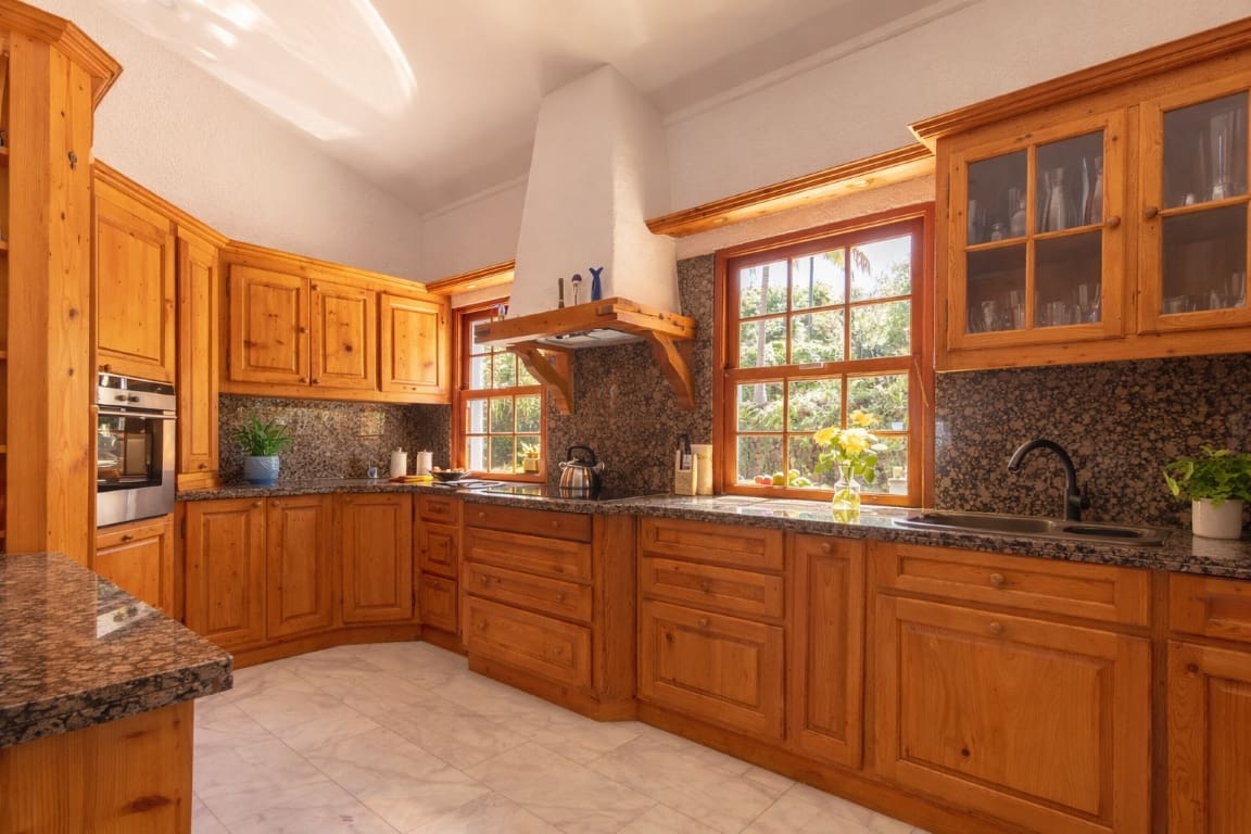 5 bedroom Villa for sale in Tacoronte with pool garage - € 2,700,000 (Ref: 9725100)