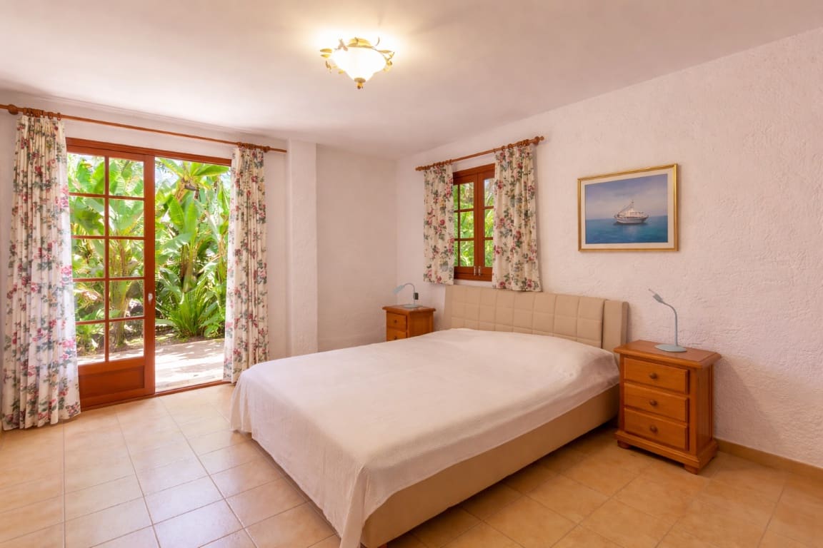 5 bedroom Villa for sale in Tacoronte with pool garage - € 2,700,000 (Ref: 9725100)