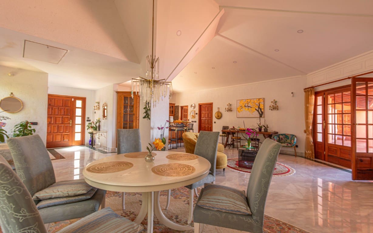 5 bedroom Villa for sale in Tacoronte with pool garage - € 2,700,000 (Ref: 9725100)