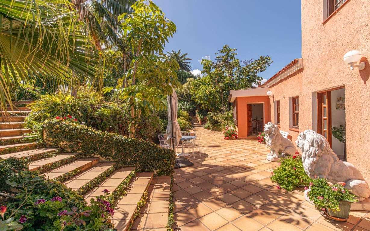 5 bedroom Villa for sale in Tacoronte with pool garage - € 2,700,000 (Ref: 9725100)