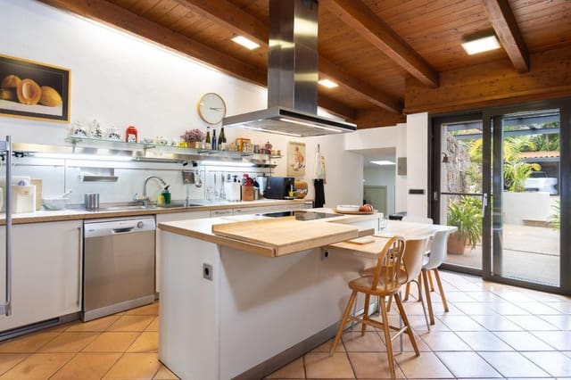 6 slaapkamer Villa te koop in Tacoronte met garage - € 2.950.000 (Ref: 9776999)