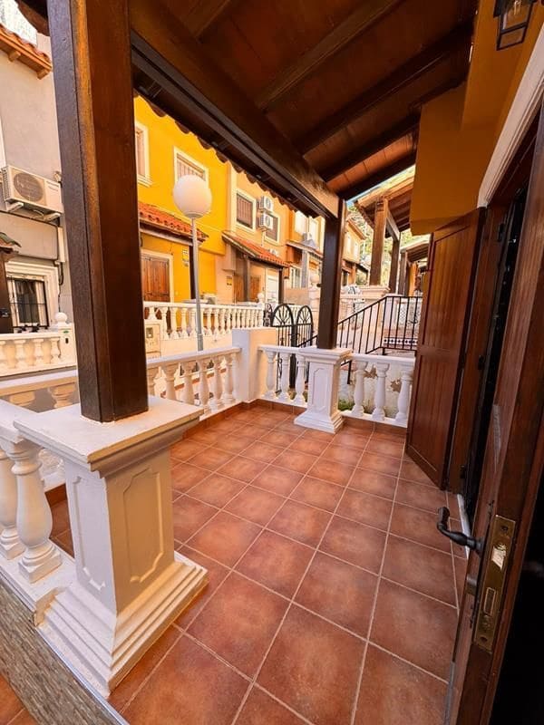 2 sovrum Semi-fristående Villa till salu i Torrevieja - 215 000 € (Ref: 10077645)