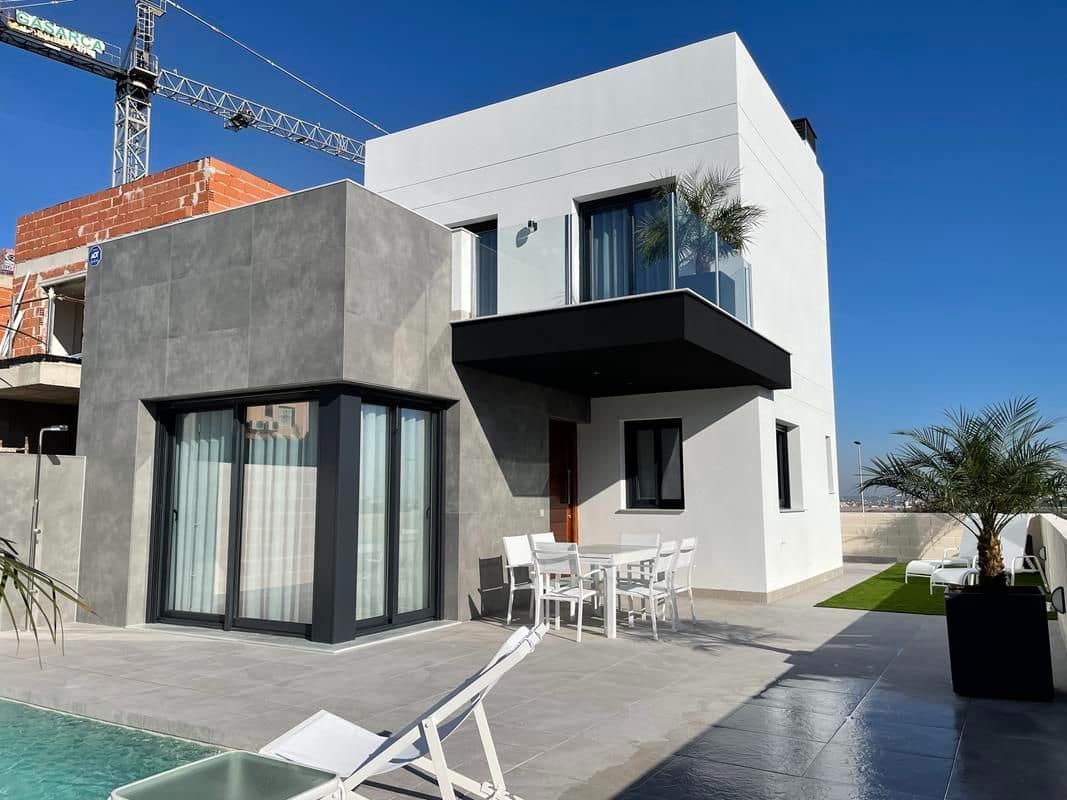 3 soverom Villa til salgs i Torrevieja med svømmebasseng garasje - € 500 000 (Ref: 6694011)