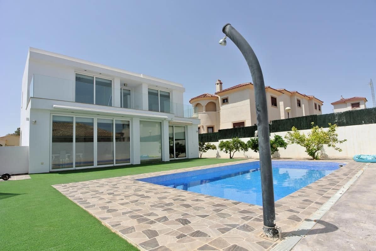 6 makuuhuone Huvila myytävänä paikassa San Fulgencio mukana uima-altaan 
autotalli - 699 000 € (Ref: 8438437)