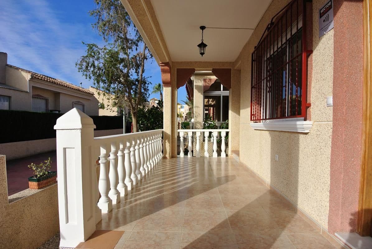 3 bedroom Villa for sale in Algorfa with pool - € 175,000 (Ref: 8741118)