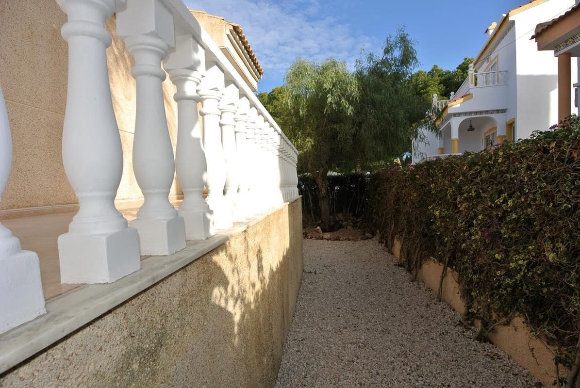 3 bedroom Villa for sale in Algorfa with pool - € 175,000 (Ref: 8741118)