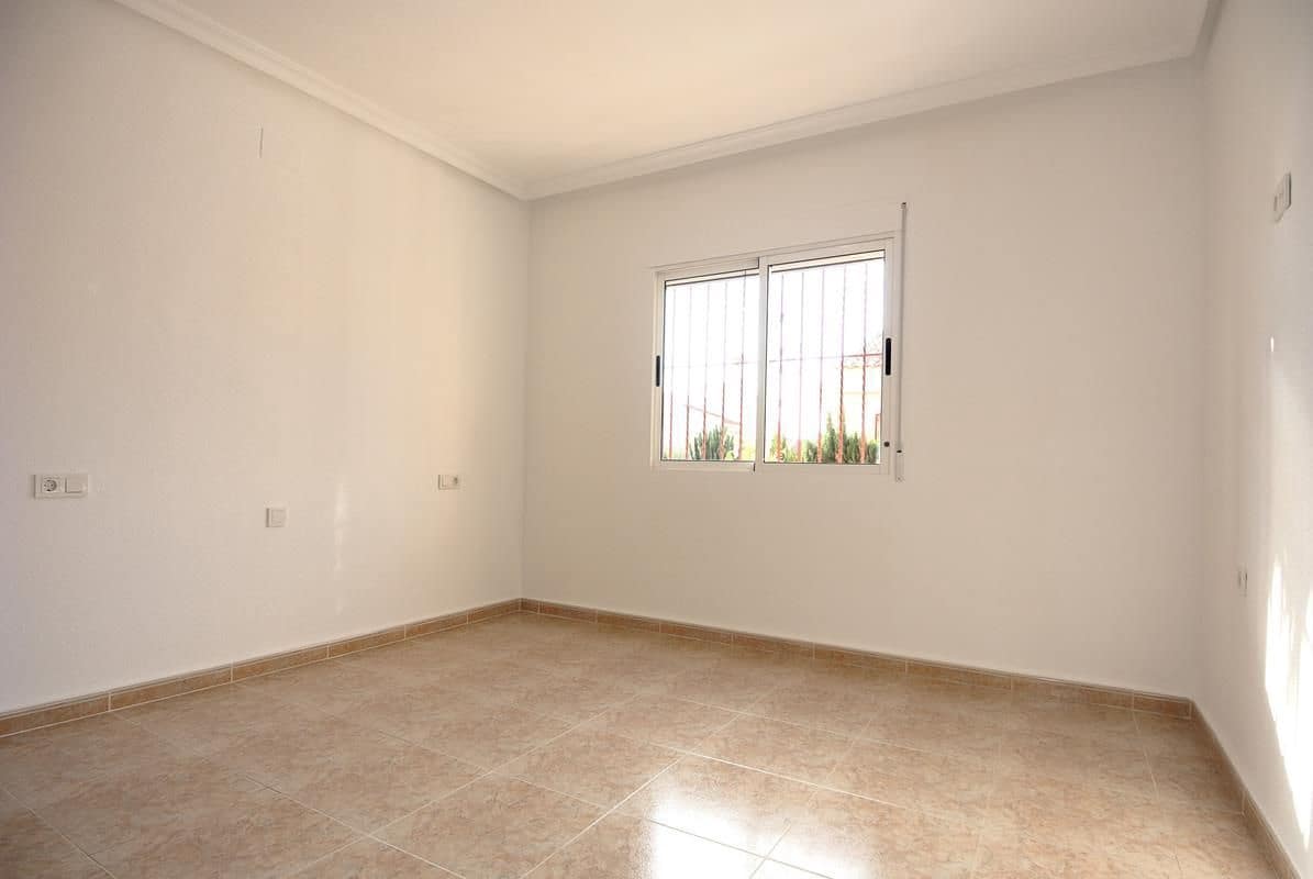 3 bedroom Villa for sale in Algorfa with pool - € 175,000 (Ref: 8741118)