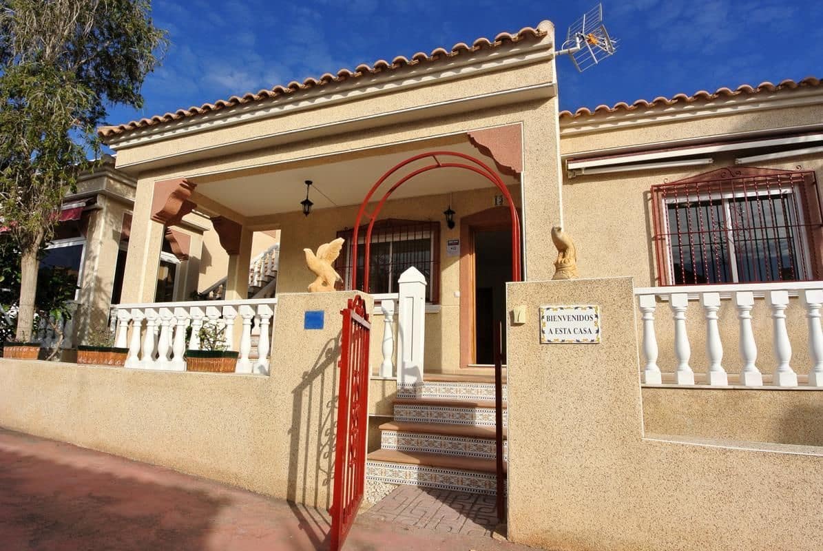 3 bedroom Villa for sale in Algorfa with pool - € 175,000 (Ref: 8741118)