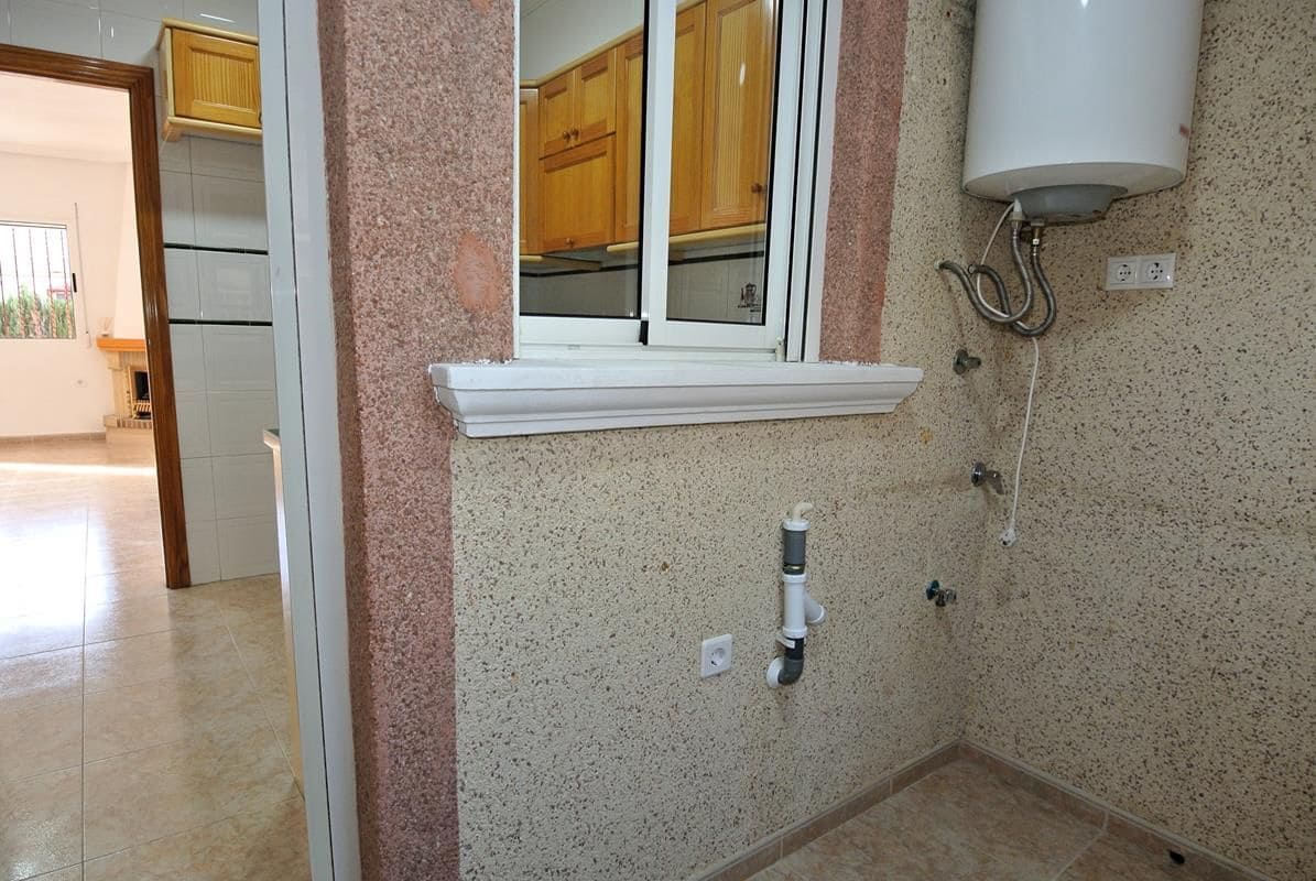 3 bedroom Villa for sale in Algorfa with pool - € 175,000 (Ref: 8741118)
