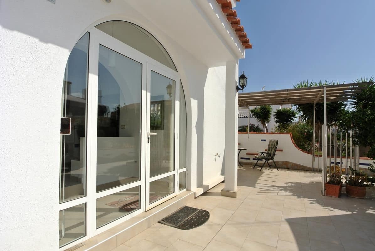 2 slaapkamer Halfvrijstaande villa te koop in Orihuela Costa - € 198.900 (Ref: 9185036)