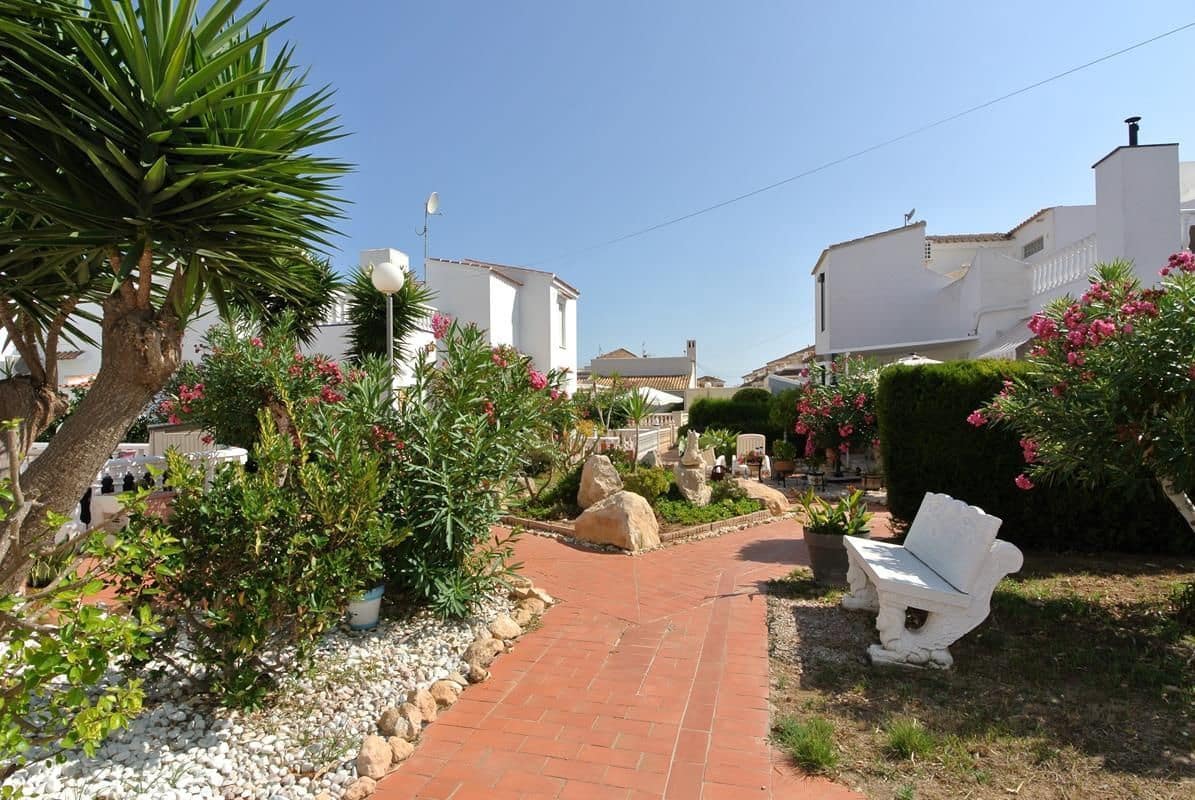 2 slaapkamer Halfvrijstaande villa te koop in Orihuela Costa - € 198.900 (Ref: 9185036)