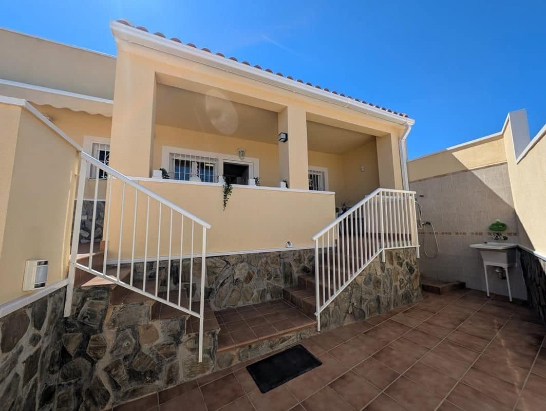 3 soveværelse Semi-Rækkehus til salg i Torrevieja med garage - € 499.000 (Ref: 9228279)