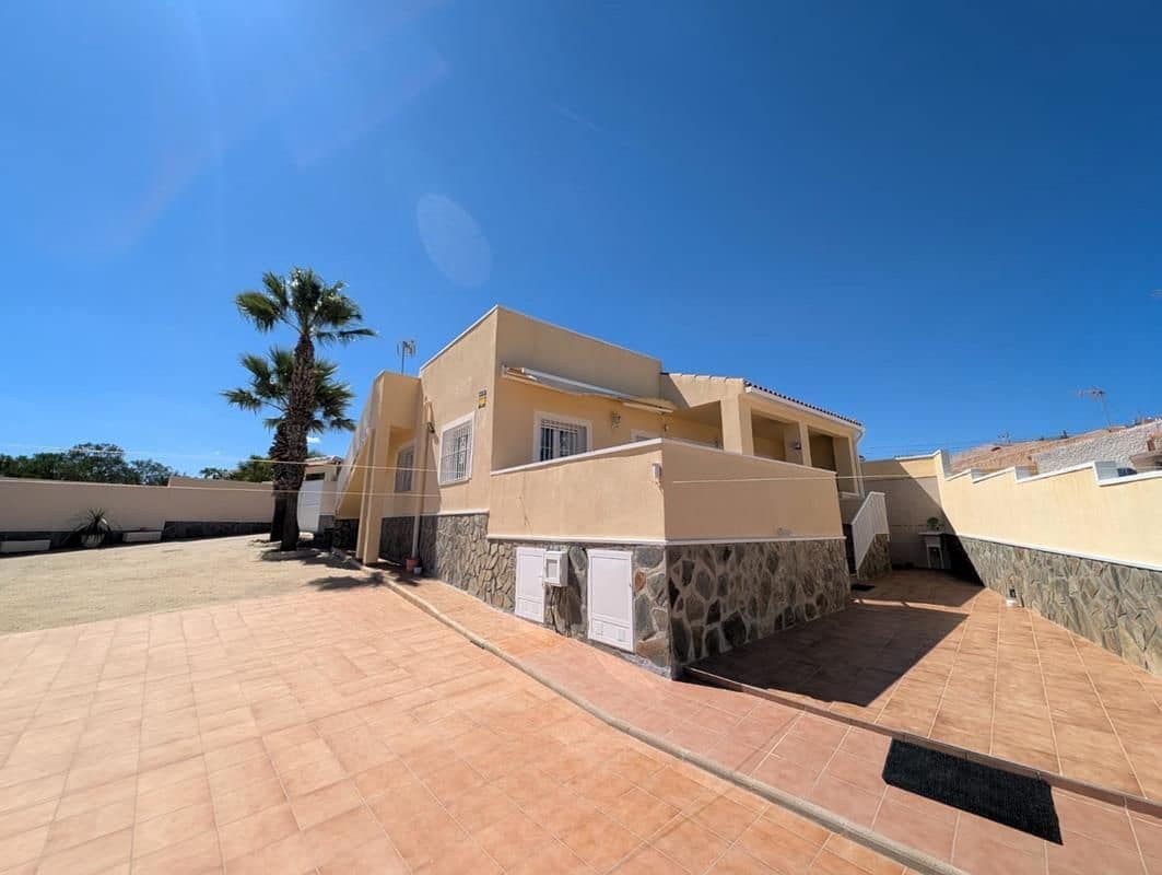 3 soveværelse Semi-Rækkehus til salg i Torrevieja med garage - € 499.000 (Ref: 9228279)