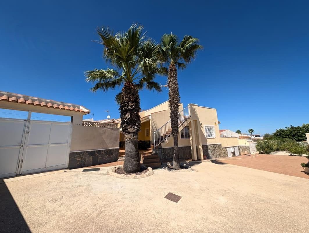 3 soveværelse Semi-Rækkehus til salg i Torrevieja med garage - € 499.000 (Ref: 9228279)