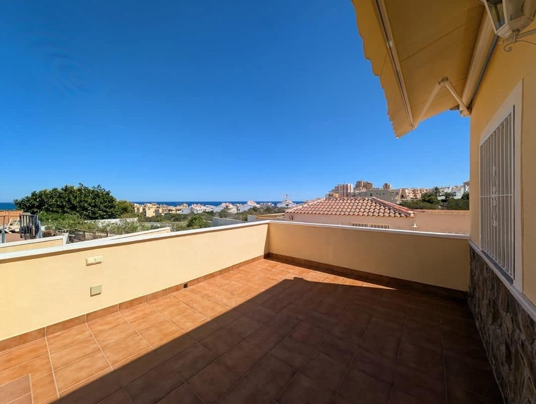 3 soveværelse Semi-Rækkehus til salg i Torrevieja med garage - € 499.000 (Ref: 9228279)