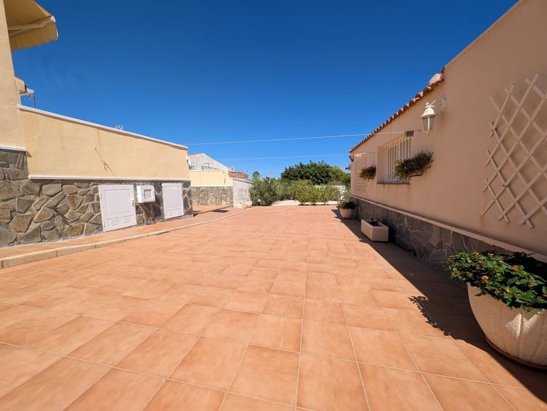 3 soveværelse Semi-Rækkehus til salg i Torrevieja med garage - € 499.000 (Ref: 9228279)