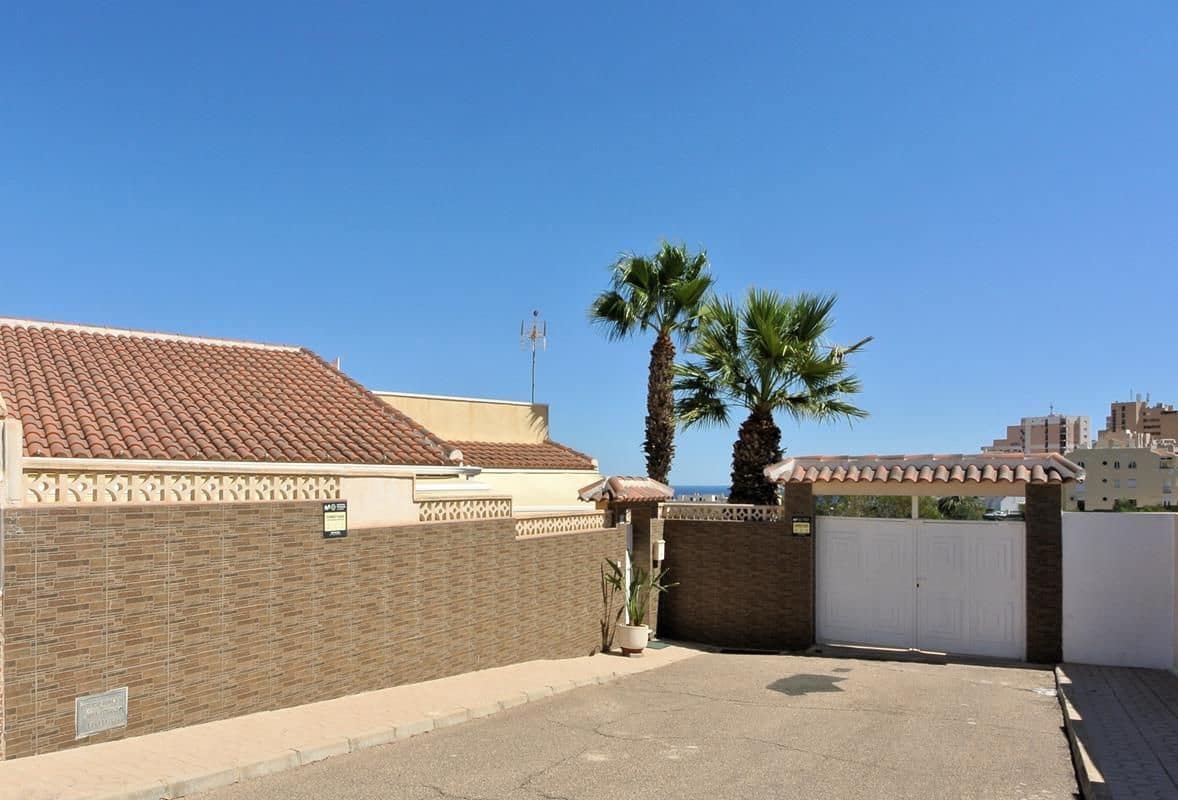 3 soveværelse Semi-Rækkehus til salg i Torrevieja med garage - € 499.000 (Ref: 9228279)