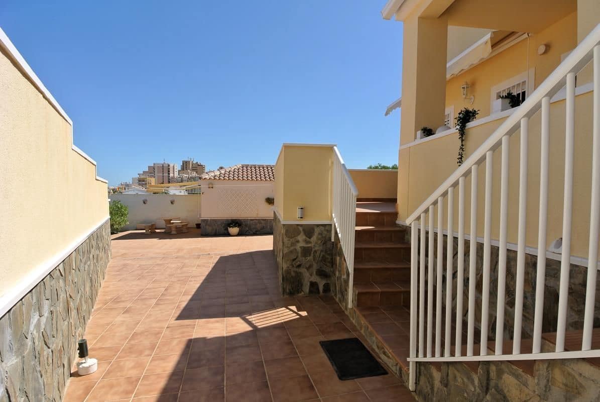 3 soveværelse Semi-Rækkehus til salg i Torrevieja med garage - € 499.000 (Ref: 9228279)