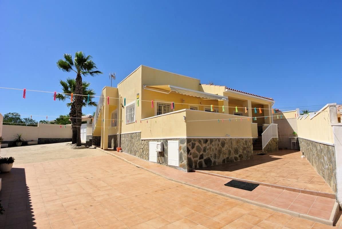 3 soveværelse Semi-Rækkehus til salg i Torrevieja med garage - € 499.000 (Ref: 9228279)