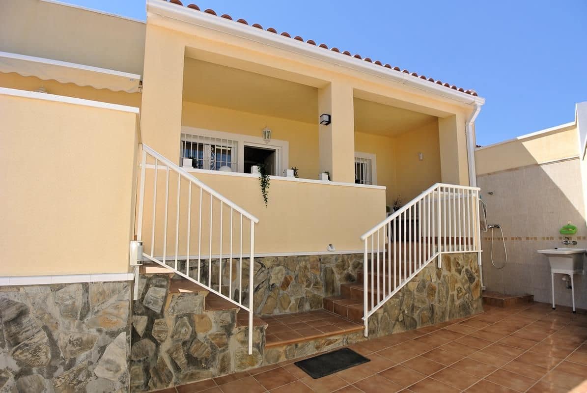 3 soveværelse Semi-Rækkehus til salg i Torrevieja med garage - € 499.000 (Ref: 9228279)