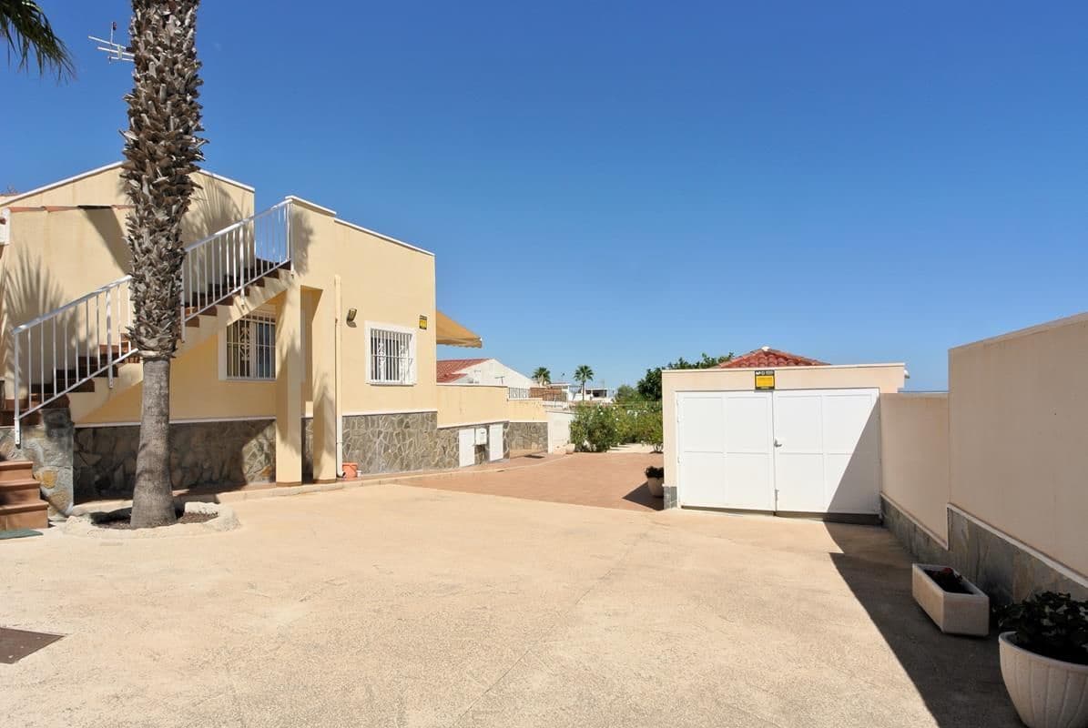 3 soveværelse Semi-Rækkehus til salg i Torrevieja med garage - € 499.000 (Ref: 9228279)