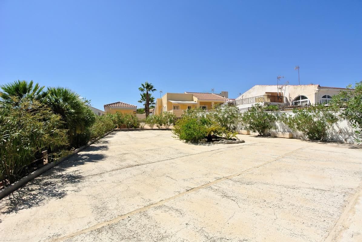 3 soveværelse Semi-Rækkehus til salg i Torrevieja med garage - € 499.000 (Ref: 9228279)