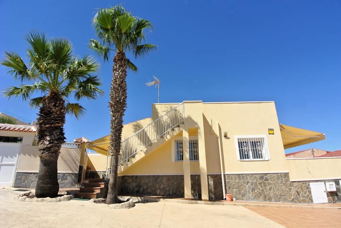 3 soveværelse Semi-Rækkehus til salg i Torrevieja med garage - € 499.000 (Ref: 9228279)