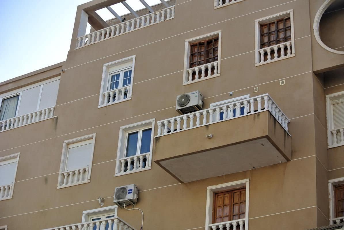 2 bedroom Apartment for sale in Torrevieja with pool - € 139,900 (Ref: 9317249)