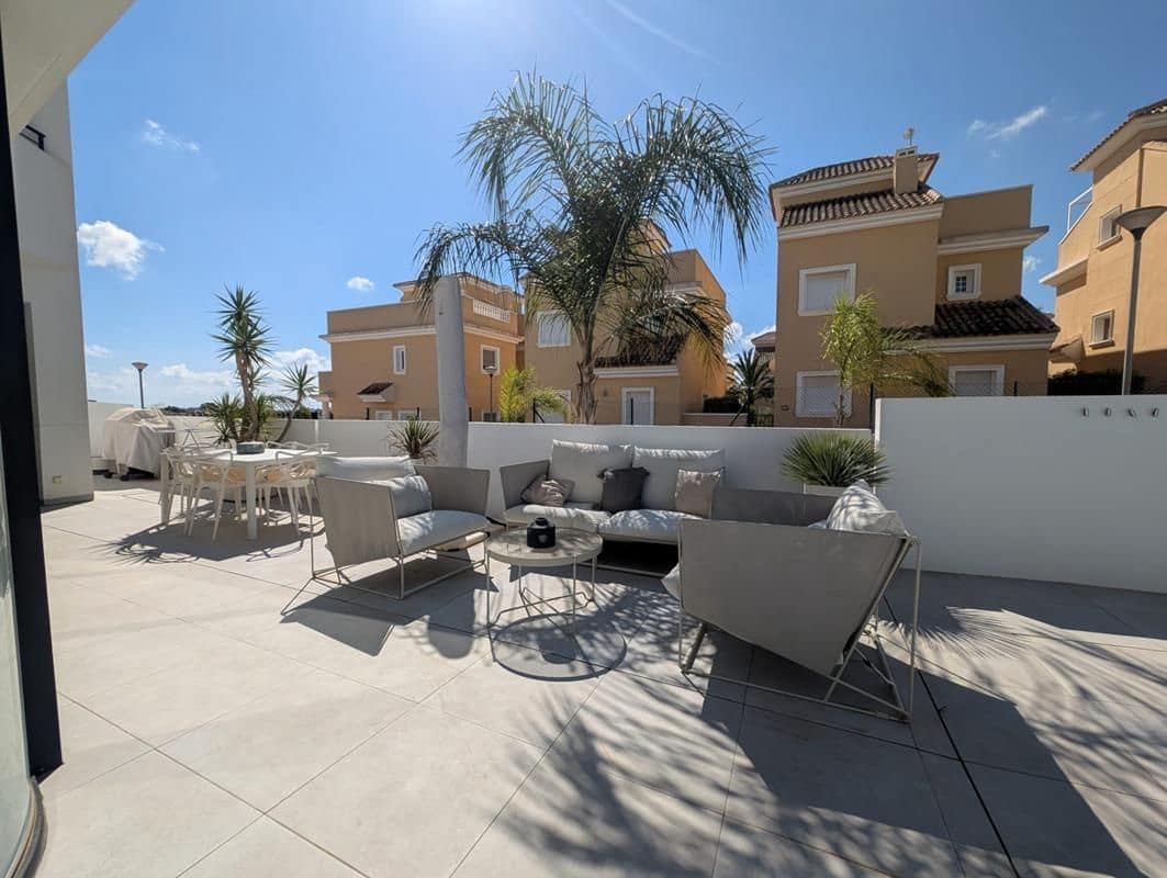 3 makuuhuone Huvila myytävänä paikassa San Fulgencio mukana uima-altaan 
autotalli - 449 000 € (Ref: 9326022)