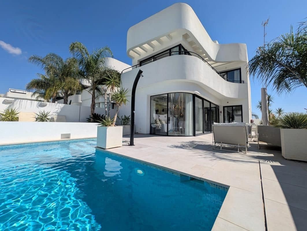 3 makuuhuone Huvila myytävänä paikassa San Fulgencio mukana uima-altaan 
autotalli - 449 000 € (Ref: 9326022)