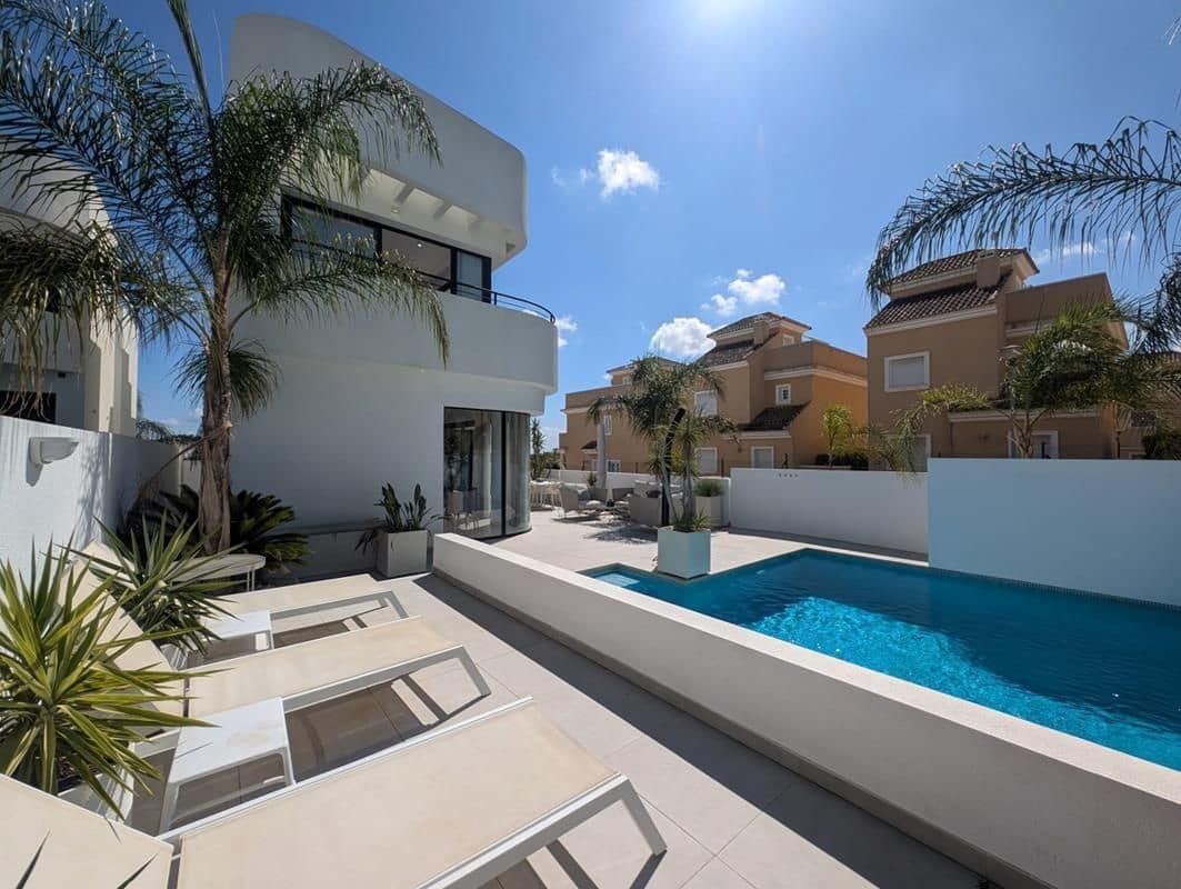 3 makuuhuone Huvila myytävänä paikassa San Fulgencio mukana uima-altaan 
autotalli - 449 000 € (Ref: 9326022)