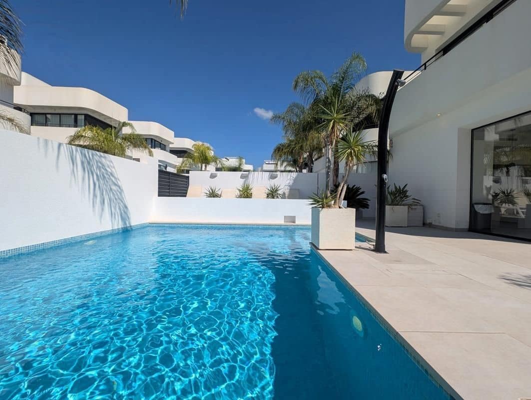 3 makuuhuone Huvila myytävänä paikassa San Fulgencio mukana uima-altaan 
autotalli - 449 000 € (Ref: 9326022)