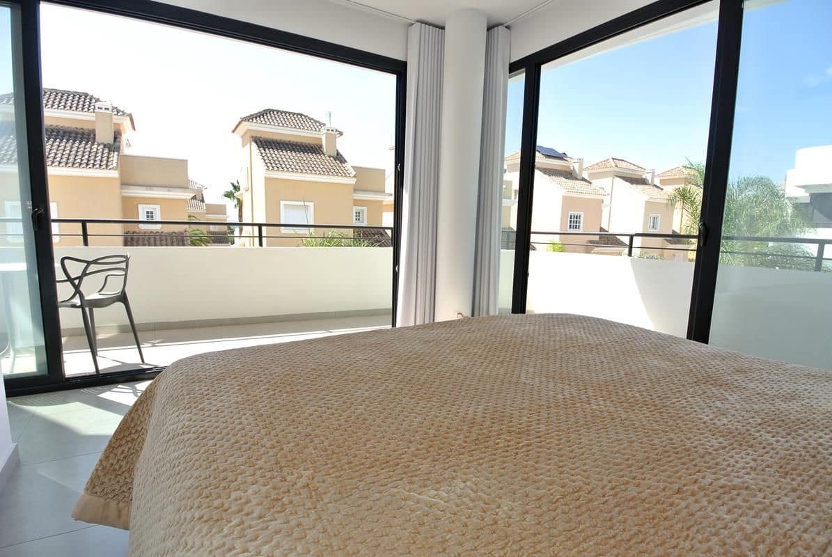 3 makuuhuone Huvila myytävänä paikassa San Fulgencio mukana uima-altaan 
autotalli - 449 000 € (Ref: 9326022)