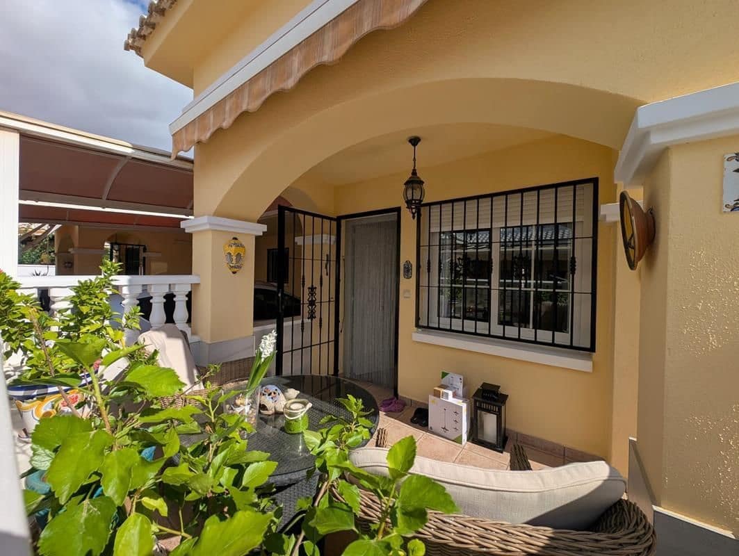 3 quarto Moradia Geminada para venda em Torrevieja com piscina garagem - 298 900 € (Ref: 9326023)