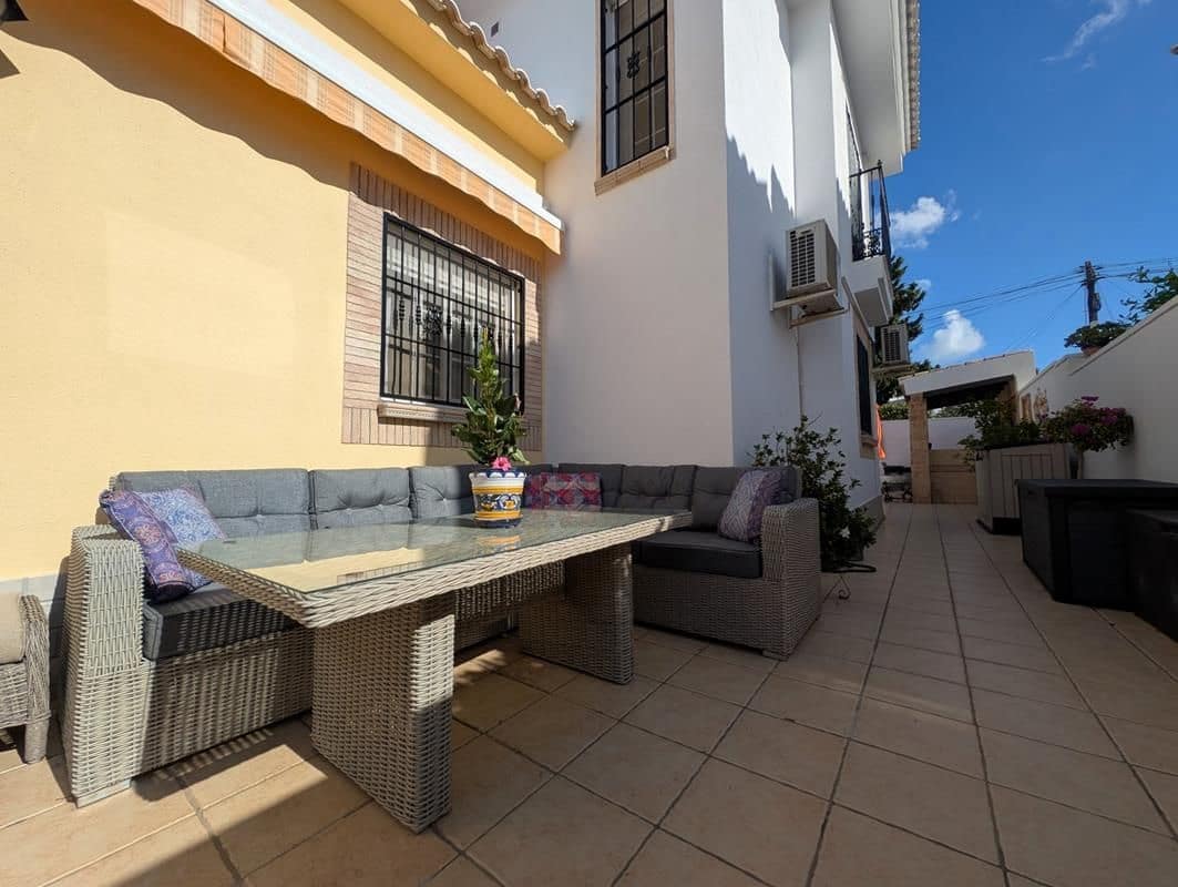 3 quarto Moradia Geminada para venda em Torrevieja com piscina garagem - 298 900 € (Ref: 9326023)