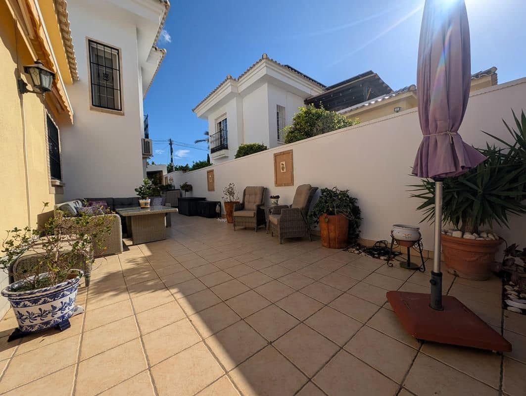 3 quarto Moradia Geminada para venda em Torrevieja com piscina garagem - 298 900 € (Ref: 9326023)