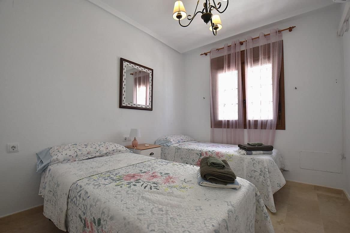 2 soveværelse Semi-Rækkehus til salg i Orihuela Costa med swimmingpool garage - € 220.000 (Ref: 9330184)