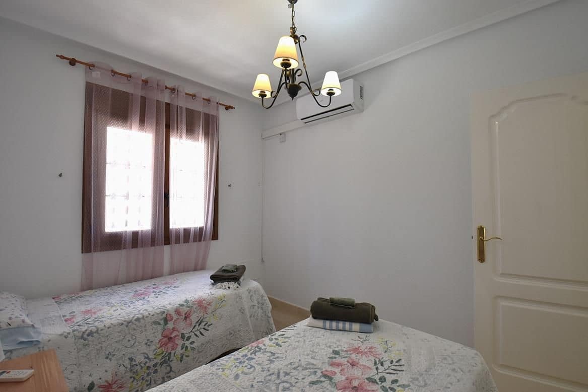 2 soveværelse Semi-Rækkehus til salg i Orihuela Costa med swimmingpool garage - € 220.000 (Ref: 9330184)