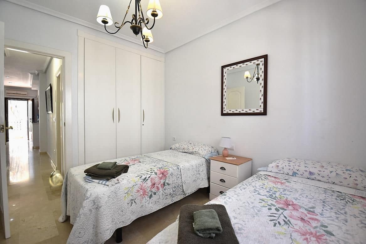 2 soveværelse Semi-Rækkehus til salg i Orihuela Costa med swimmingpool garage - € 220.000 (Ref: 9330184)