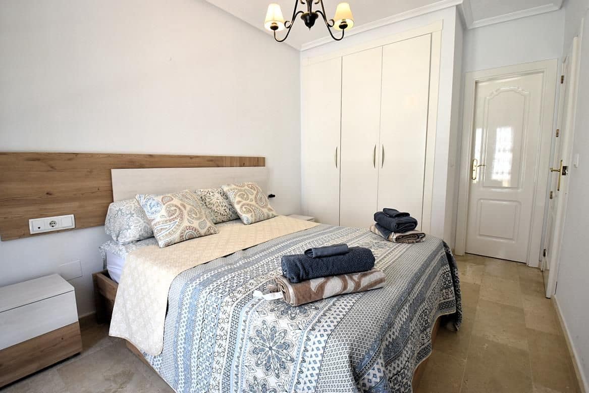 2 soveværelse Semi-Rækkehus til salg i Orihuela Costa med swimmingpool garage - € 220.000 (Ref: 9330184)