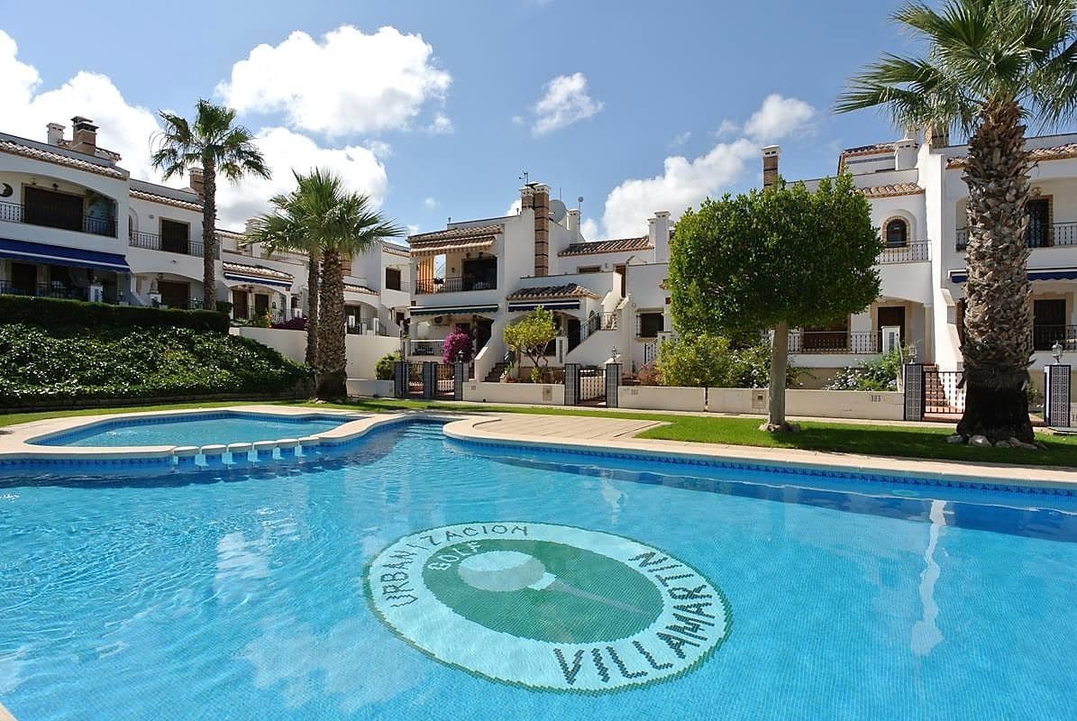 2 soveværelse Semi-Rækkehus til salg i Orihuela Costa med swimmingpool garage - € 220.000 (Ref: 9330184)